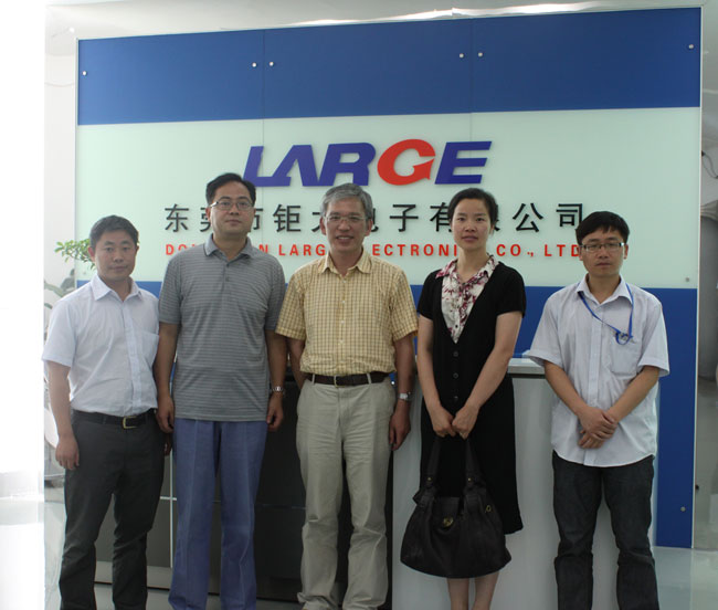 國家化學電源檢驗中心主任鄭軍偉到東莞鉅大考察并簽署合作協議